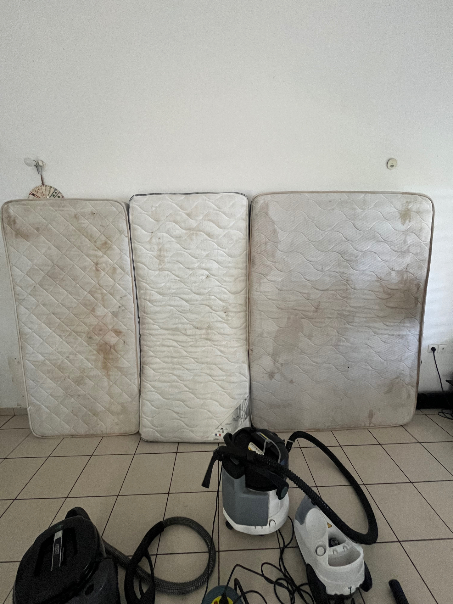 Ensemble de trois matelas — avant nettoyage