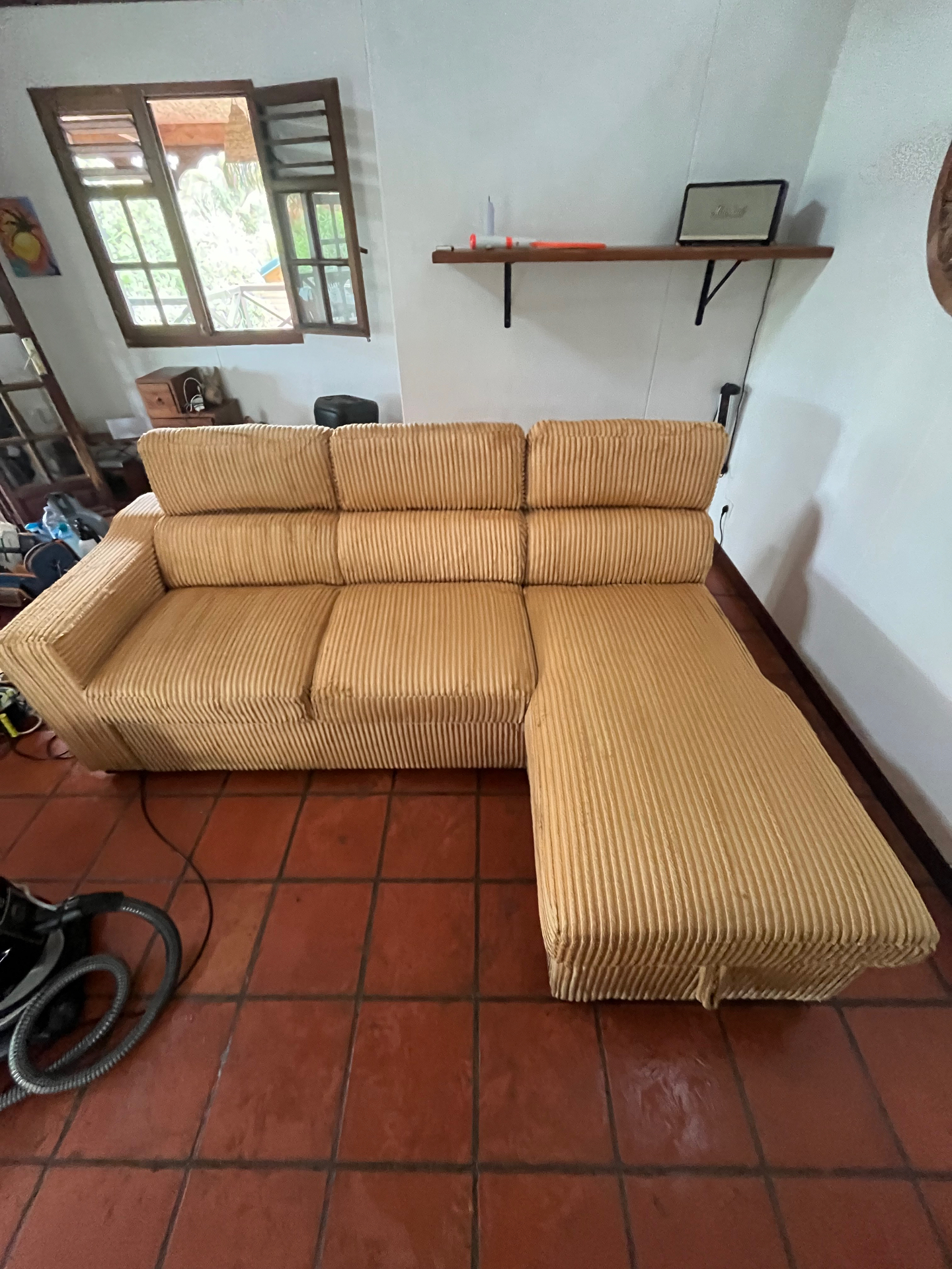 Canapé d’angle beige en velours côtelé — après nettoyage FresHome