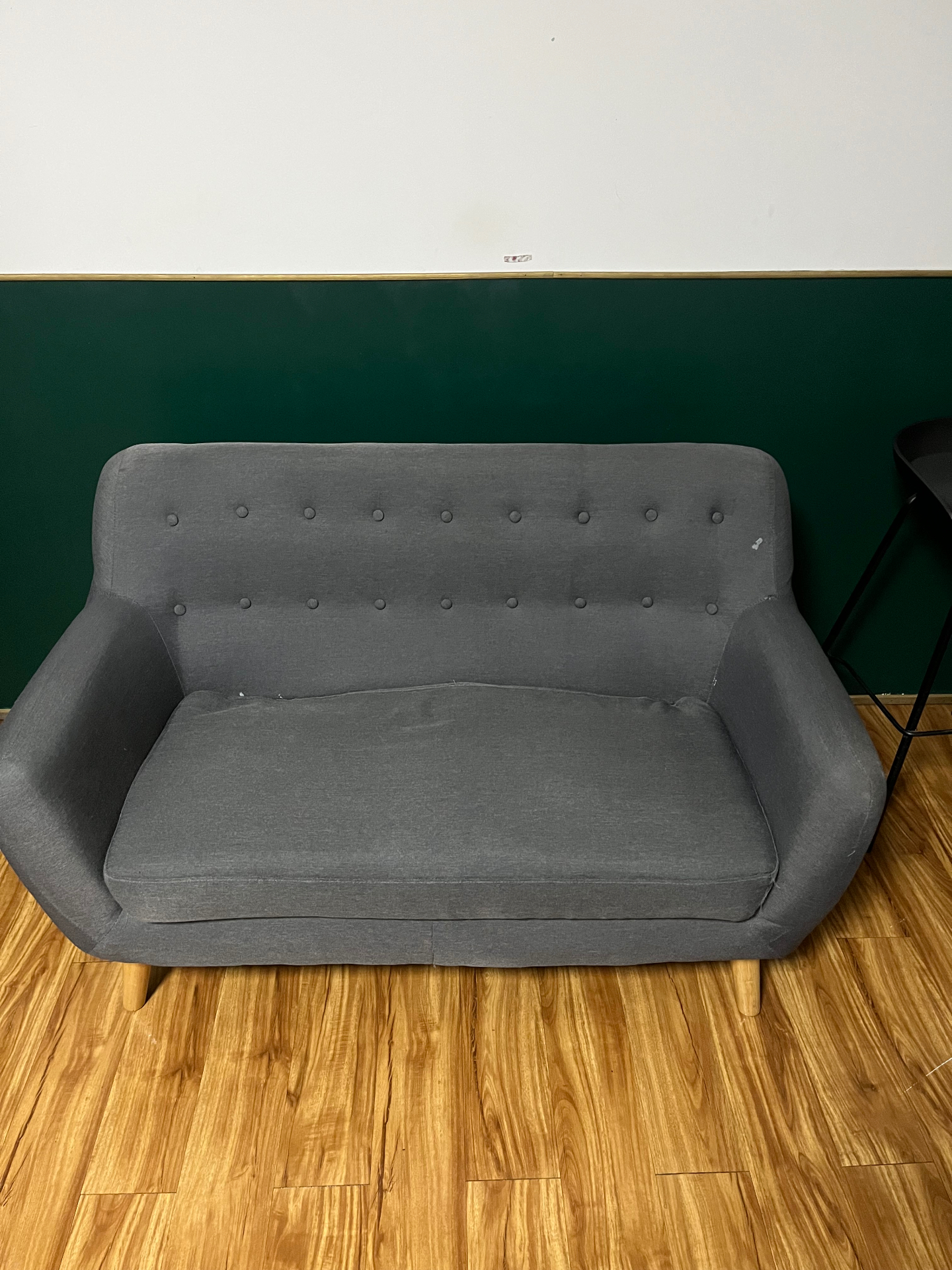 Canapé gris comme neuf après un nettoyage FresHome chez un client