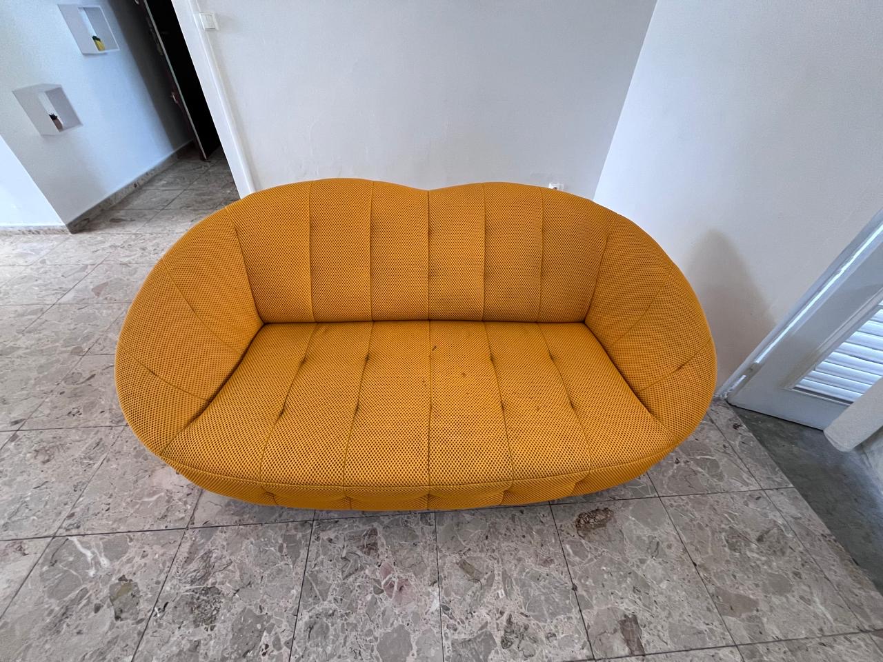 Canapé jaune design — après nettoyage FresHome
