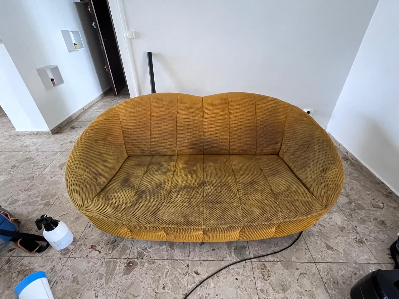 Canapé jaune design — avant nettoyage